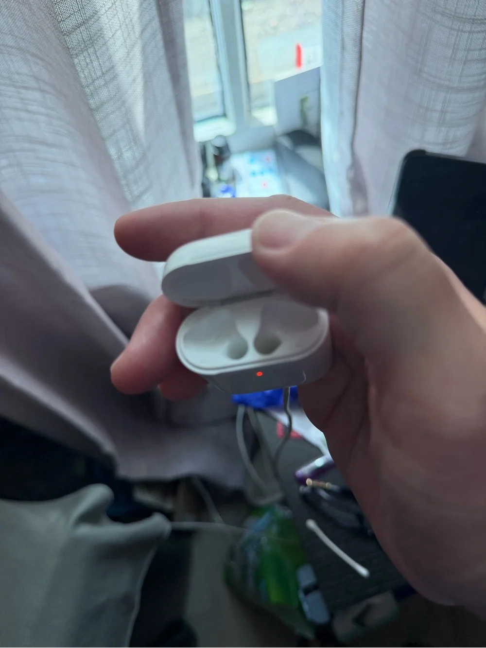 Apple White Wireless Earbuds with White Charging Case. (Authentic)